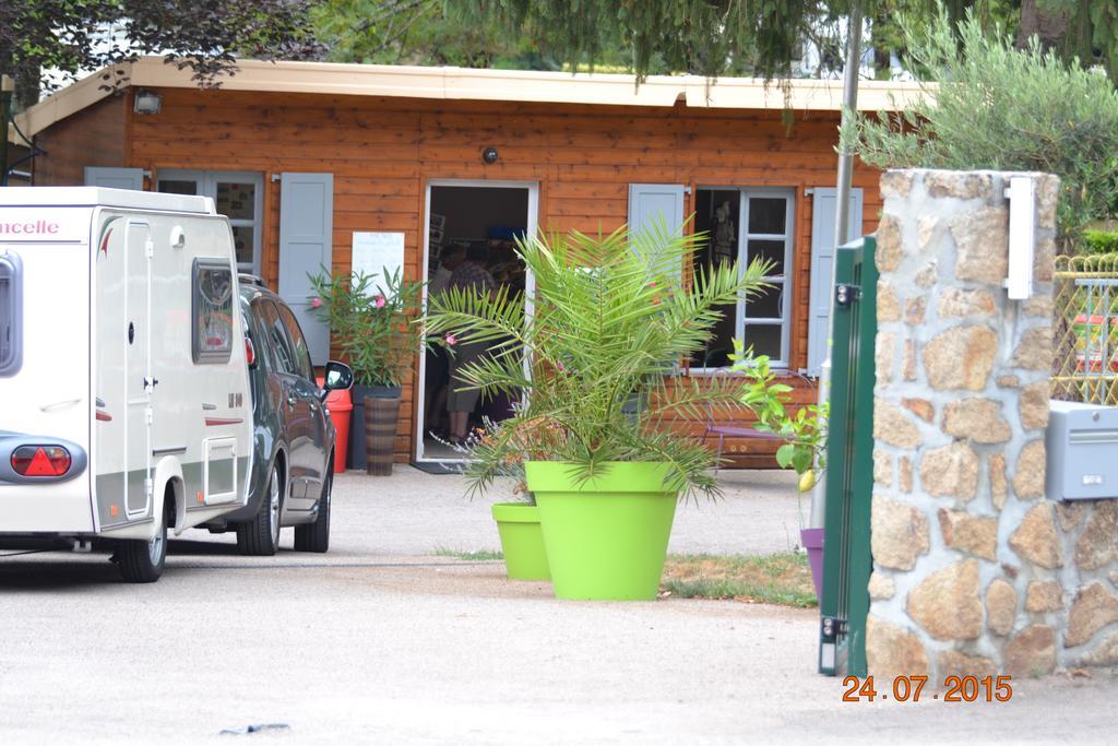 Camping Des Ribieres Confolens Dış mekan fotoğraf